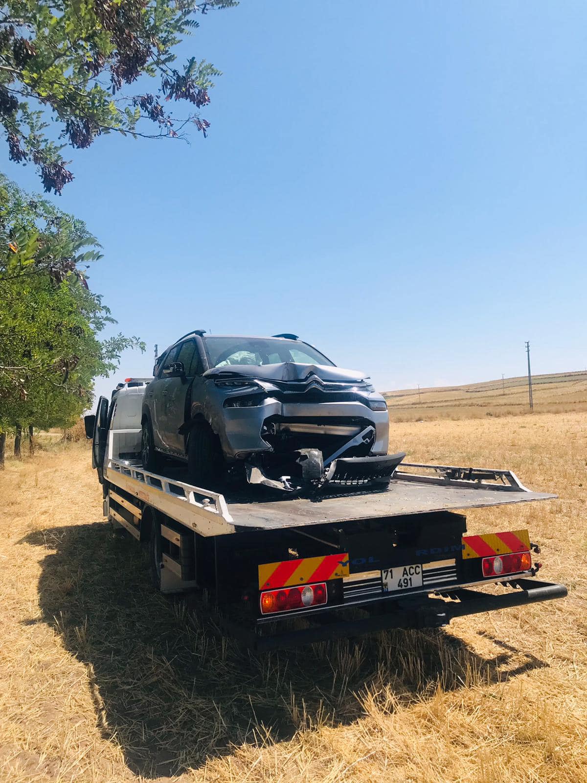 Bariyerlere Çarpmış Aracı Kurtaran Çekici Kırıkkale